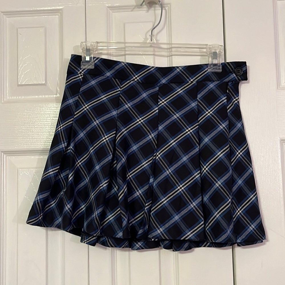 H&M pleated plaid skirt, size 6 (women’s)